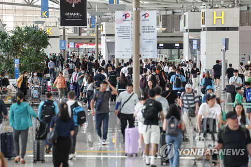 붐비는 인천국제공항[연합뉴스 자료사진]